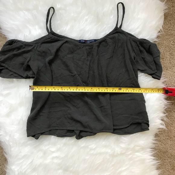 Off the Shoulder Crop Top - Picture 7 of 8